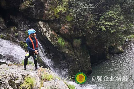 溯溪團(tuán)建